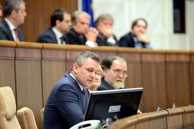 Na snímke zľava predseda NR SR Peter Pellegrini, podpredsedníčka NR SR Jana Laššáková a podpredseda NR SR Miroslav Číž počas rokovania mimoriadnej, 61. schôdze parlamentu