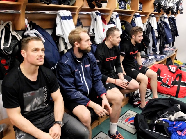 Na snímke slovenskí hokejisti zľava, Vladimír Dravecký, Tomáš Marcinko, Marek Bartánus a Martin Bakoš v šatni 