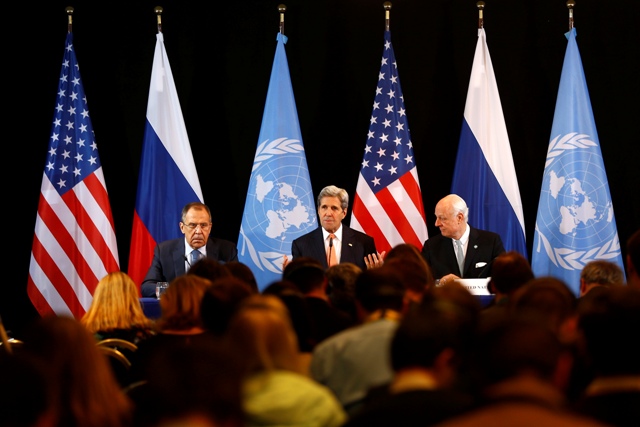 Na snímke šéfovia americkej a ruskej diplomacie John Kerry (uprostred) a Sergej Lavrov (vľavo) a osobitný vyslanec OSN pre Sýriu Staffan de Mistura na tlačovej konferencii po stretnutí Medzinárodnej sýrskej podpornej skupiny (ISSG), ktorá rokovala o kríze v Sýrii v Mníchove 11. februára 2016
