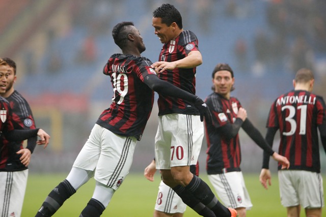 Futbalista AC Miláno Carlos Bacca (vpravo) sa teší po strelení gólu so spoluhráčom Mbayeom Niangom v nedeľňajšom zápase 25. kola talianskej Serie A,  AC Miláno - FC Janov