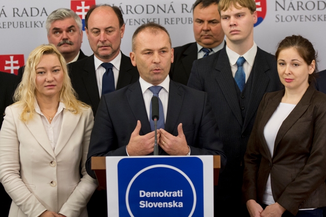 Na snímke uprostred  líder politickej strany Demokrati Slovenska Ľudovít Kaník 