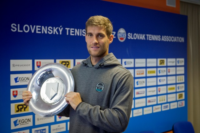 Slovenský tenista Martin Kližan pózuje s trofejou