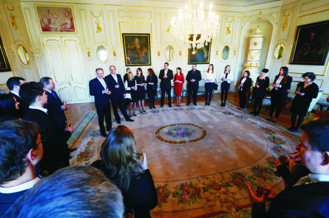 Na snímke prezident SR Andrej Kiska (prvý zľava čelne stojaci) počas prijatia ocenených Dobrovoľníkov roka 2015  v Prezidentskom paláci na Hodžovom námestí v Bratislave vo štvrtok 11. februára 2016