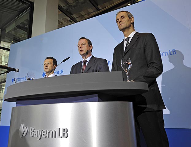 Sprava šéf nemeckej krajinskej banky BayernLB Michael Kemmer, bavorský minister financií Georg Fahrenschon a prezident banky Bavarian Sparkasse Siegfried Naser 