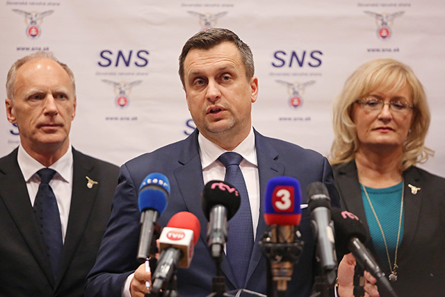 Na snímke zľava prvý podpredseda Slovenskej národnej strany (SNS) Jaroslav Paška, predseda SNS Andrej Danko a podpredsedníčka SNS Eva Smolíková