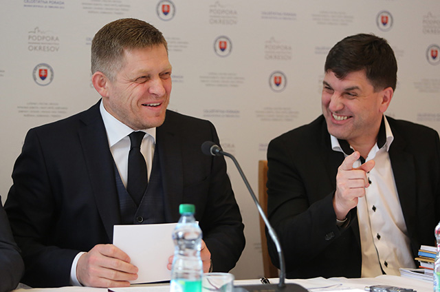 Na snímke zľava predseda vlády SR Robert Fico a štátny tajomník ministerstva práce SR Branislav Ondruš