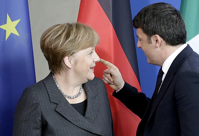 Na snímke nemecká kancelárka Angela Merkelová (vľavo) a taliansky premiér Matteo Renzi