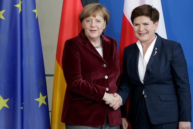Na snímke nemecká kancelárka Angela Merkelová (vľavo) a poľská premiérka Beata Szydlová