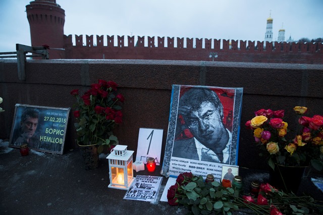 Na snímke kvety, sviečky a portréty  ruského opozičného politika Borisa Nemcova sú položené na mieste, kde ho pred rokom zastrelili