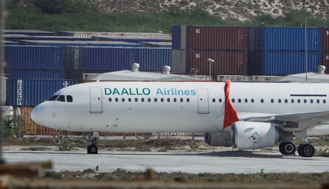 Na snímke lietadlo Airbus A321 somálskej spoločnosti Daallo Airlines, ktoré muselo núdzovo pristáť po výbuchu na palube a následnom požiari