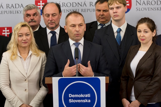 Na snímke vľavo v popredí Martina Jánošíková, uprostred  líder politickej strany Demokrati Slovenska Ľudovít Kaník a vpravo Erika Jankajová