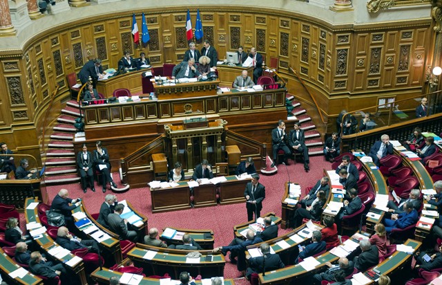 Na snímke francúzsky premiér Manuel Valls stojí pred poslancami Senátu