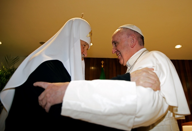 Na snímke patriarcha Kirill a pápež František počas prvého spoločného stretnutia