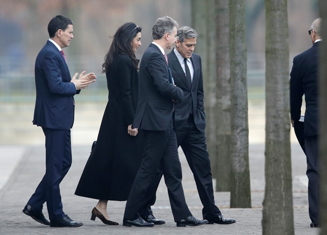 Na snímke americký herec George Clooney (v strede vpravo) s manželkou Amal (druhá zľava) odchádza v sprievode medzinárodného poradcu Angely Merkelovej Christopha Heusgena (druhý zľava) zo súkromného stretnutia s nemeckou kancelárkou Angelou Merkelovou