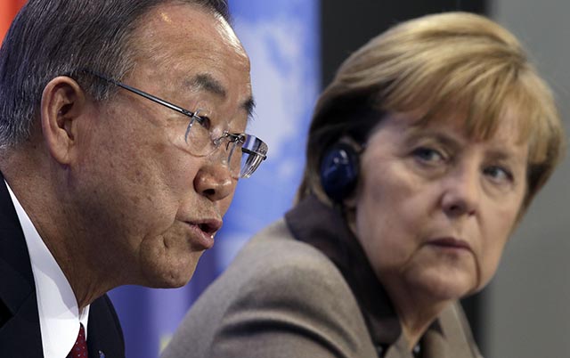  Nemecká kancelárka Angela Merkelová (vpravo) počas tlačovej konferencie s generálnym tajomníkom OSN Pan Ki-munom 