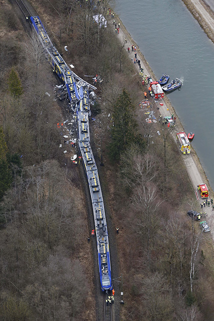  Na archívnej leteckej snímke z 9. februára 2016 záchranné zložky pracujú na mieste zrážky dvoch vlakov v nemeckom Bad Aiblingu.