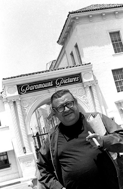 Na archívnej snímke z 19. júna 1970 je Mario Puzo pred štúdiom filmárskej spoločnosti Paramount Pictures Corporation v Los Angeles.
