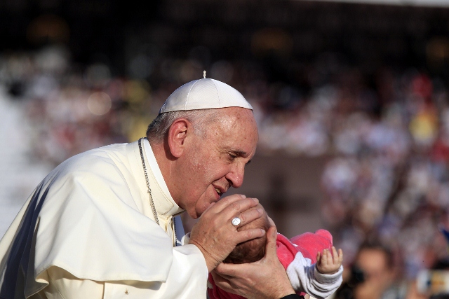 Na snímke pápež František žehná dieťa