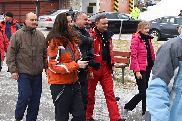 Na snímke prezident Slovenskej republiky Andrej Kiska (tretí zľava) v rozhovore s prezidentom Poľskej republiky Andrzejom Dudom (druhý sprava) v spoločnosti svojich dcér Natálie Kiskovej (druhá zľava) a Kingy Dudovej (vpravo) počas nástupu na kabínkovú lanovku v lyžiarskom stredisku v Tatranskej Lomnici vo Vysokých Tatrách