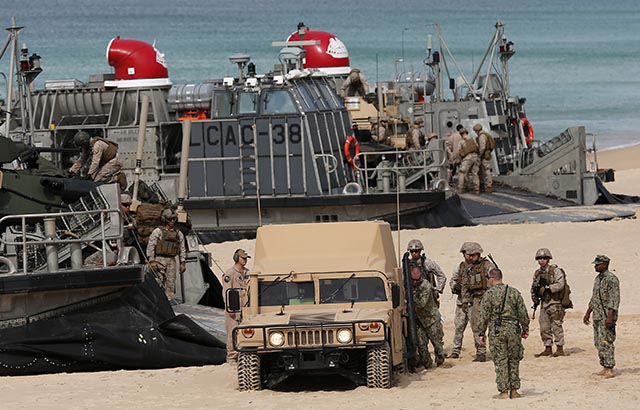Vojaci NATO počas cvičného vylodenia v Portugalsku z 20. októbra 2015, kedy sa vojakom podarilo zapadnúť v piesku. 