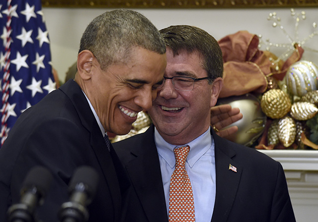 Americký prezident Barack Obama (vľavo) a minister obrany Ashton Carter