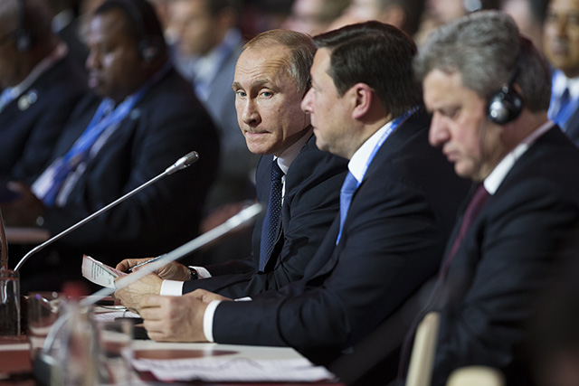 Na snímke vľavo ruský prezident Vladimir Putin