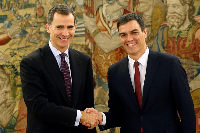 Na snímke španielsky kráľ Filip VI. (vľavo) a líder socialistov Pedro Sánchez