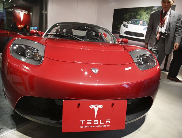 Na snímke automobil značky Tesla