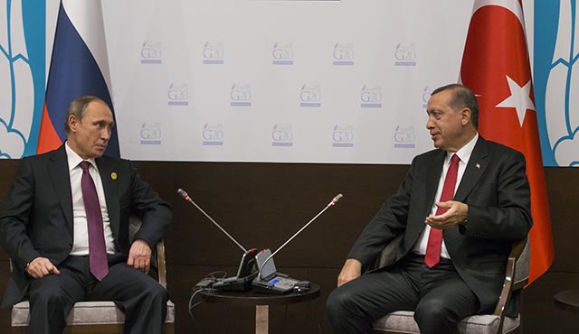 Na snímke vľavo ruský prezident Vladimir Putina a vpravo turecký prezident Recep Tayyip Erdogan 