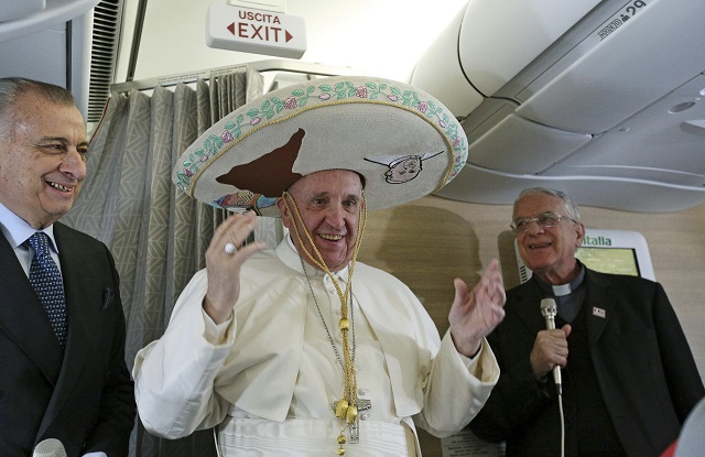Pápež František sa teší z daru mexického novinára - pravého mexického sombrera