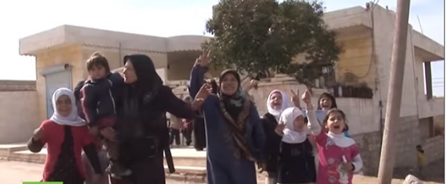 Na snímke z videa ženy a deti vítajú vojakov sýrskeho prezidenta Bašára Asada
