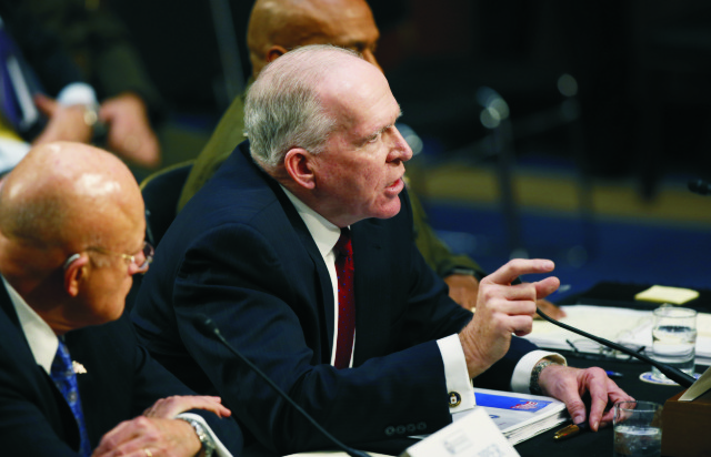 Riaditeľ americkej Ústrednej spravodajskej služby (CIA) John Brennan (uprostred)