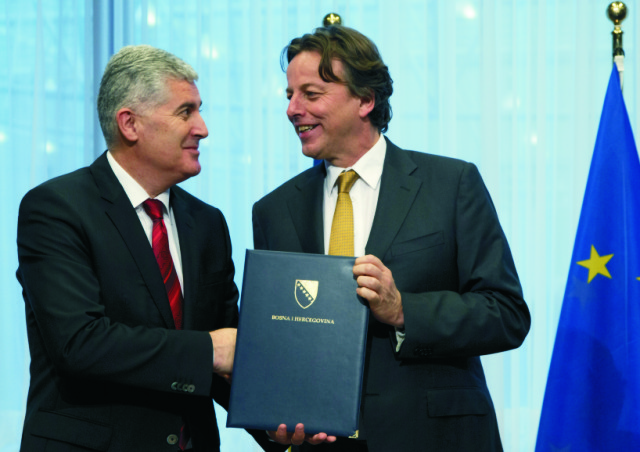 Bosniansky prezident Dragan Čovič (vľavo) predložil holandskému ministrovi zahraničných vecí Bertovi Koendersovi (vpravo) žiadosť svojej krajiny o členstvo v Európskej únii 15. februára 2016 v Bruseli