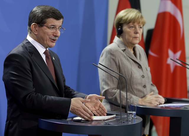 Na snímke turecký premiér Ahmet Davutoglu (vľavo) a nemecká kancelárka Angela Merkelová (vpravo)