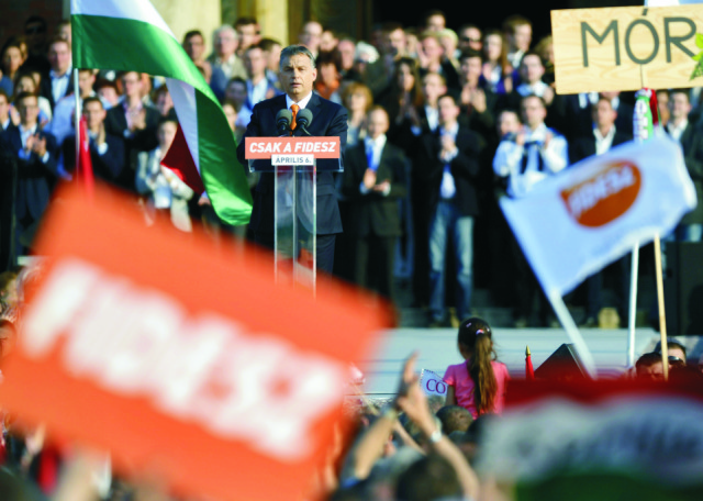 Na archívnej snímke predseda maďarskej vlády a predseda Fideszu Viktor Orbán reční pred tisíckami priaznivcov vládnych strán Fidesz-KDNP na budapeštianskom Námestí hrdinov