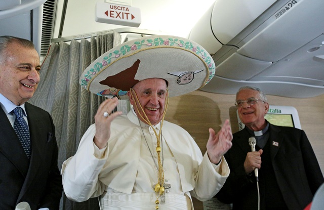 Na snímke pápež František sa teší z daru mexického novinára - pravého mexického sombrera