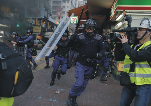 Polícia pri zásahu proti aktivistom použila obušky, slzotvorné spreje a varovné výstrely do vzduchu