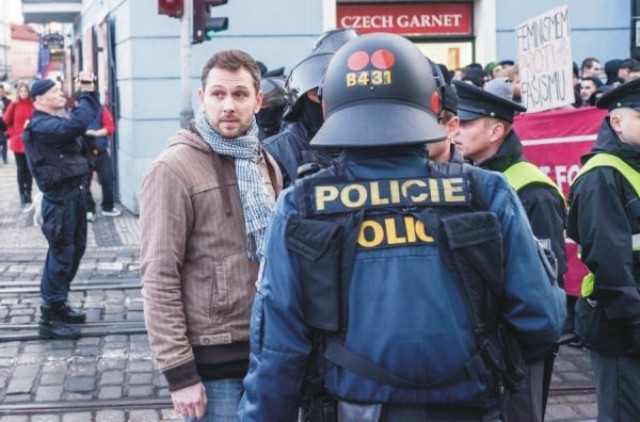 Na snímke polícia, ktorá sa zisťovala podrobnosti o strete dvoch skupín s protichodnými názormi na križovatke  ulíc Thunovská a Mostecká v Prahe 