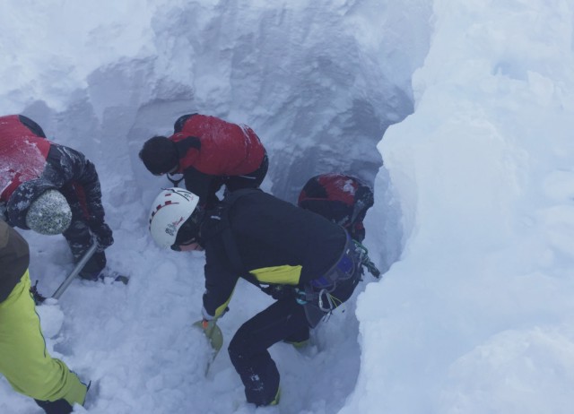 Horskí záchranári hľadajú českých lyžiarov, ktorých zasypala obrovská lavína v údolí Wattenberg v Tirolských Alpách 6. februára 2016. Lavína zasypala 17 lyžiarov z Česka, pričom piati z nich prišli o život. Dve osoby sú zranené, ale mimo ohrozenia života. Zvyšní členovia skupiny vyviazli bez zranení