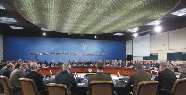 Na archívnej snímke šéfovia a vojenskí zástupcovia NATO počas zasadnutia vojenského výboru NATO v sídle NATO