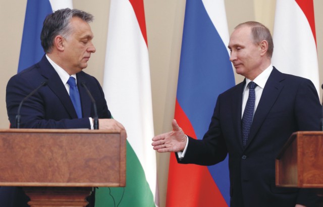 Ruský prezident Vladimir Putin (vpravo) a maďarský premiér Viktor Orbán si podávajú ruky po tlačovej konferencii po rokovaní v Moskve 17. februára 2016