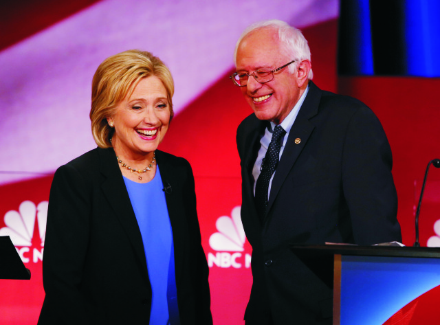 Na archívnej snímke demokratickí prezidentskí kandidáti zľava Hillary Clintonová a Bernie Sanders sa usmievajú počas televíznej debaty na NBC 17. januára 2016 v Charlestone