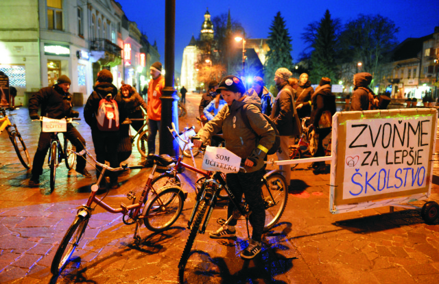 Bicyklový sprievod na podporu požiadaviek učiteľov v Košiciach 8. februára 2016