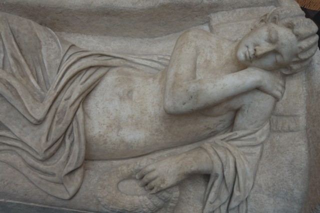 Na archívnej snímke Detail rímskeho mramorového náhrobku z 2. storočia nášho letopočtu