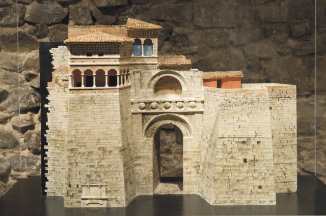 Na snímke model vstupnej brány do mesta s etruským oblúkom (Augustov oblúk)