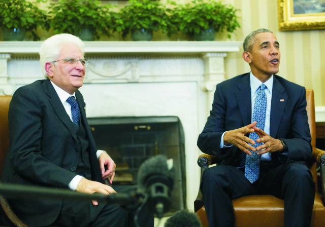 Americký prezident Barack Obama (vpravo) sa dnes stretol s talianskym prezidentom Sergiom Mattarellom (vľavo)