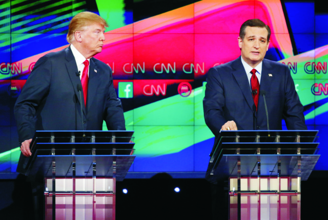 Republikánski prezidentskí kandidáti zľava Donald Trump aTred Cruz počas televíznej debaty Republikánskej strany na CNN 15. decembra 2015 v Las Vegas