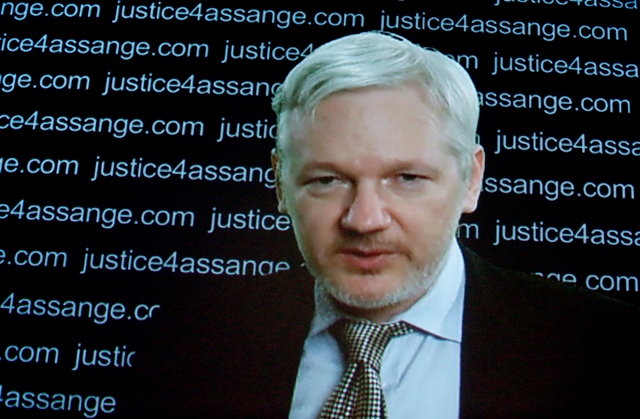 Na snímke zakladateľ webovej stránky WikiLeaks Julian Assange