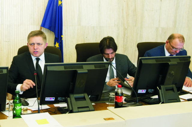 Na snímke zľava predseda vlády SR Robert Fico, podpredseda vlády a minister vnútra SR Robert Kaliňák a podpredseda vlády SR pre investície Ľubomír Vážny