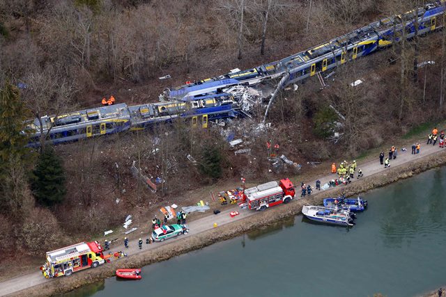 Na leteckej snímke záchranné zložky pracujú na mieste zrážky dvoch vlakov v nemeckom Bad Aiblingu